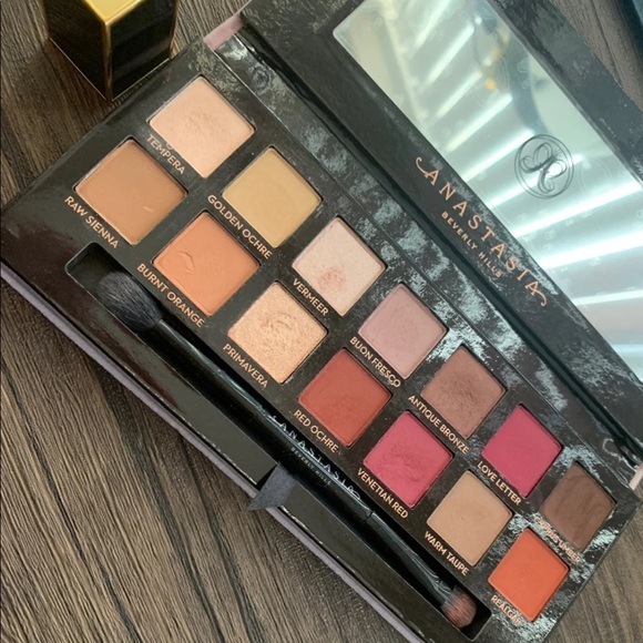 Makeup bundle (Tom Ford Lipstick and anastasia) - Picture 4 of 6